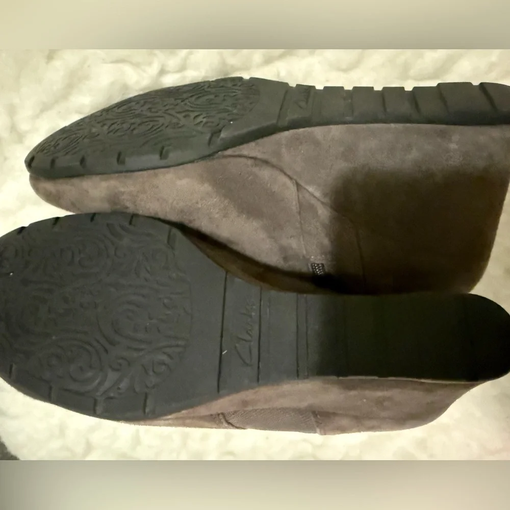 Clarks Rosepoint Bell Side Zip Wedge Ankle Bootie Brown Suede